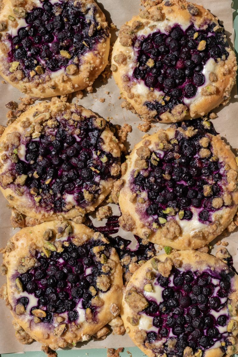 The blueberry cheesecake buns on a serving tray.