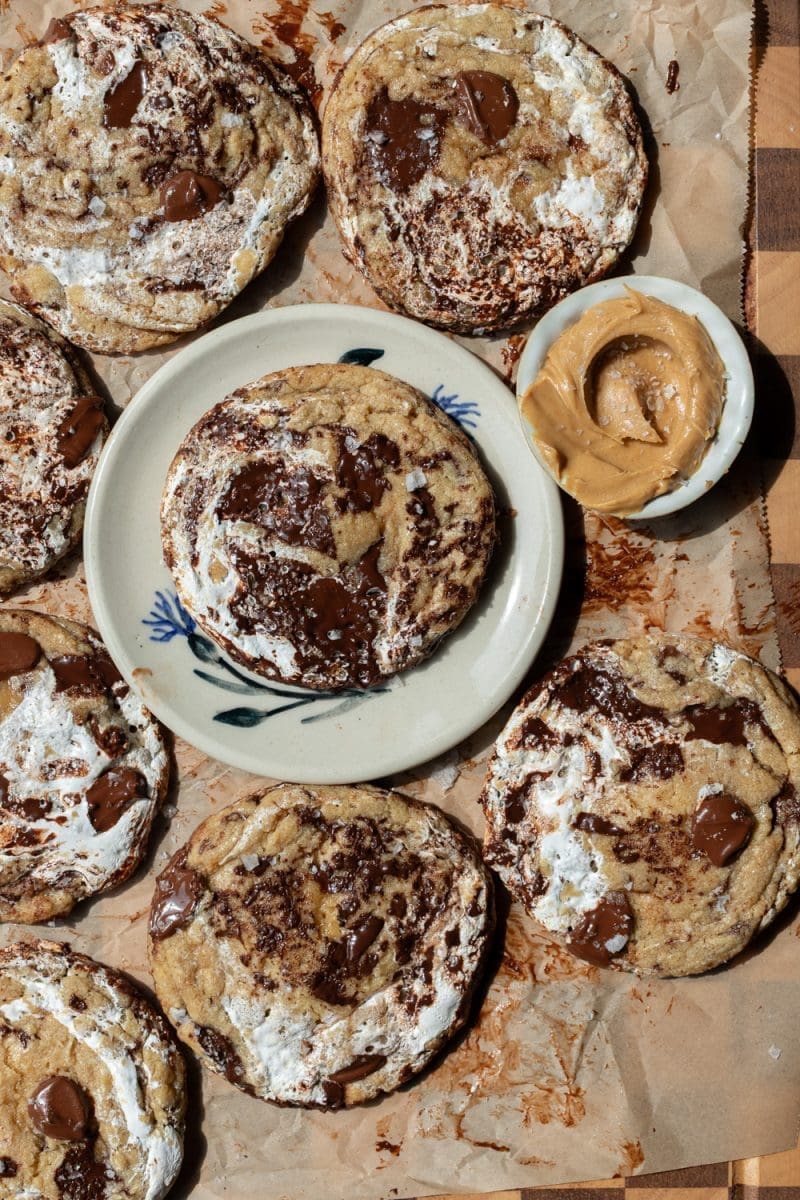 The fluffernutter chocolate chip cookies on a tray.