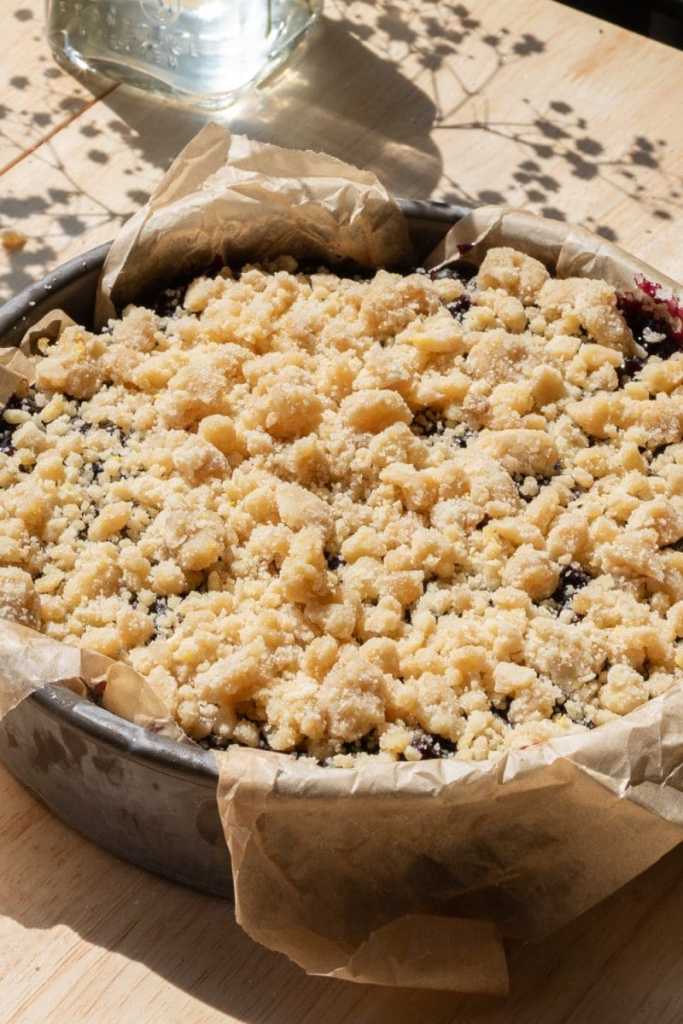 The streusel on top of the blueberry jam.