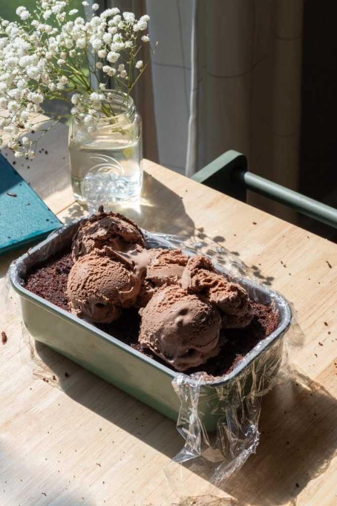 Scoops of chocolate ice cream on the loaf cake.