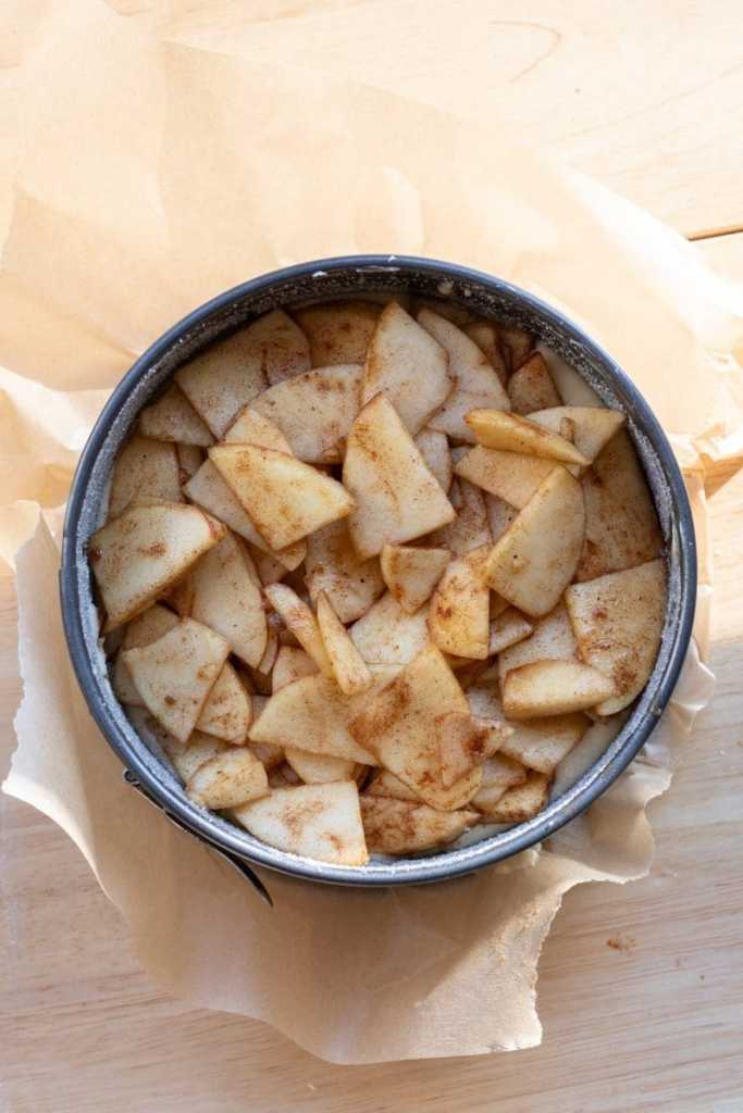 Layer of spiced apples in the cake pan.