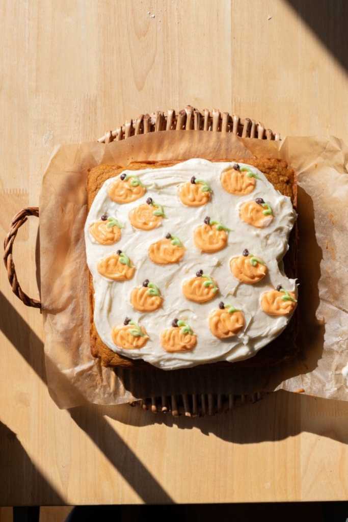 The pumppkin spice sheet cake with pumpkins decorated on top of it.