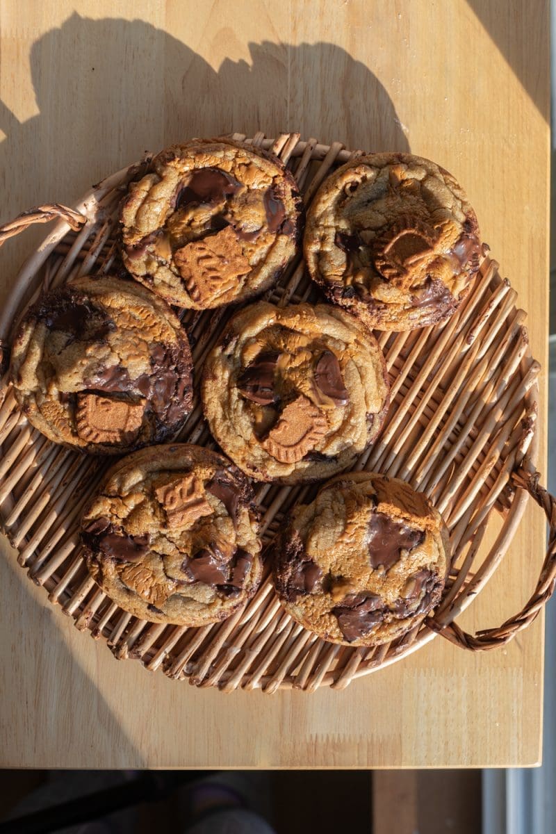 The biscoff chocolate chip cookies on a serving tray.