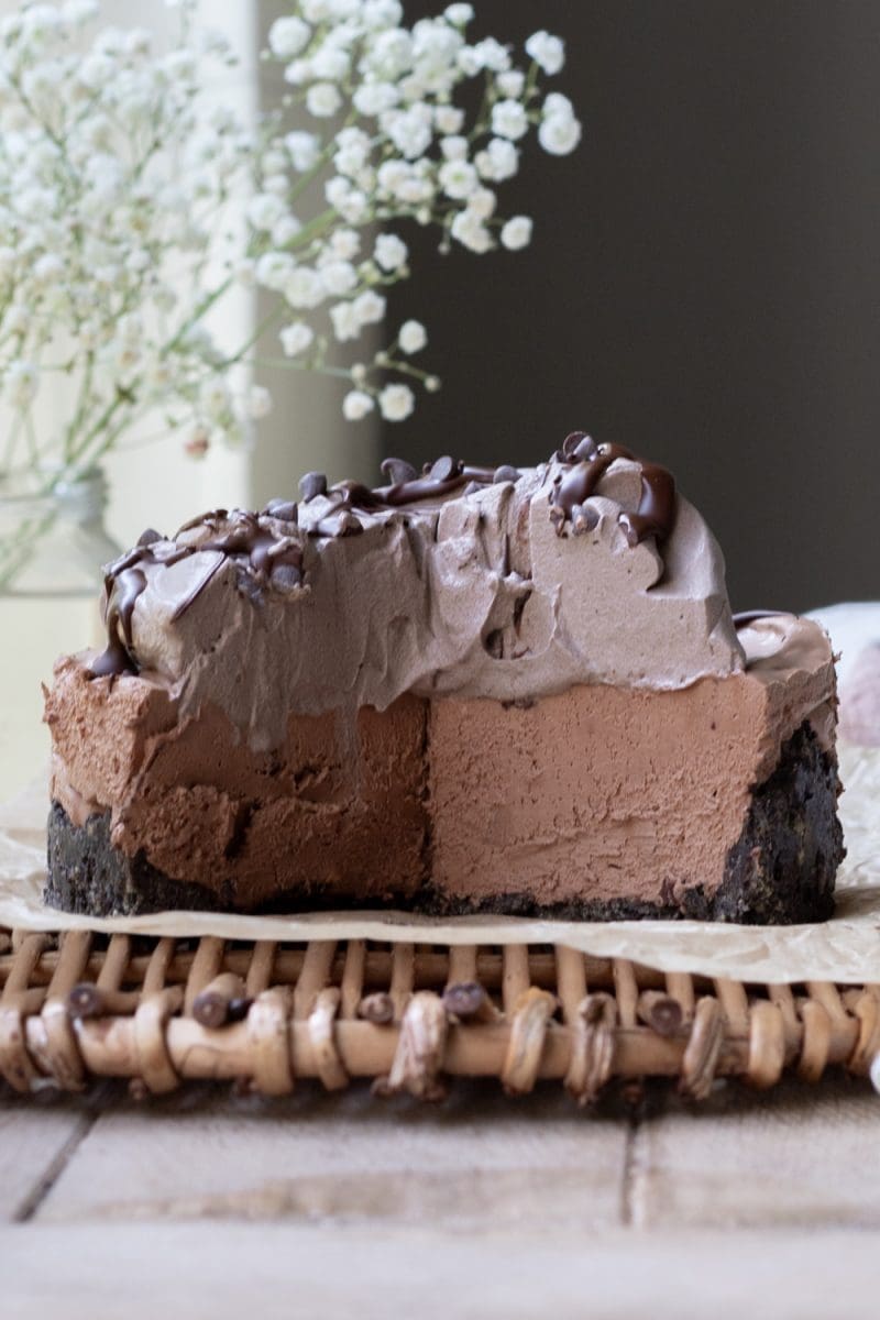 Cross-section view of the mini no-bake chocolate cheesecake