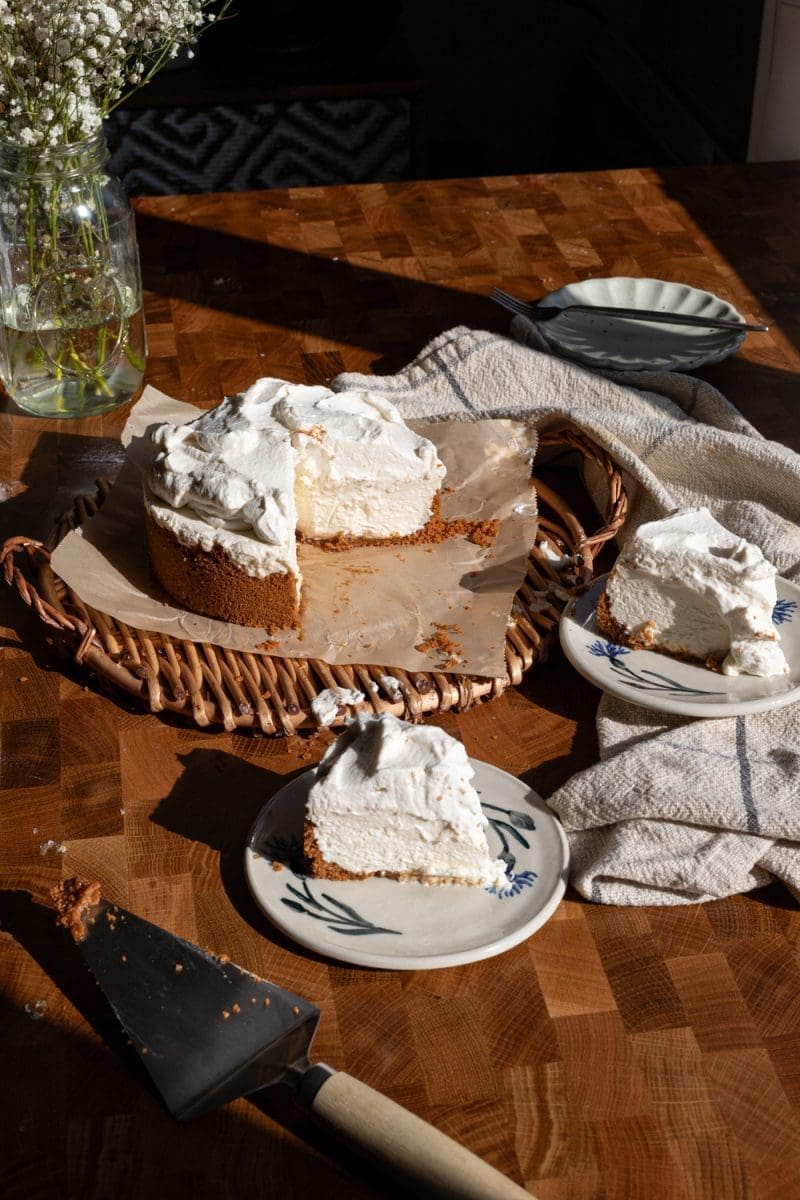 View of the mini no-bake vanilla cheesecake with slices plated around it.