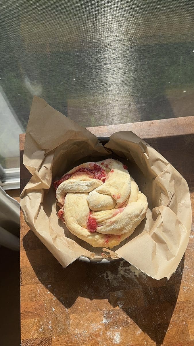 The unbaked bun in a pan.