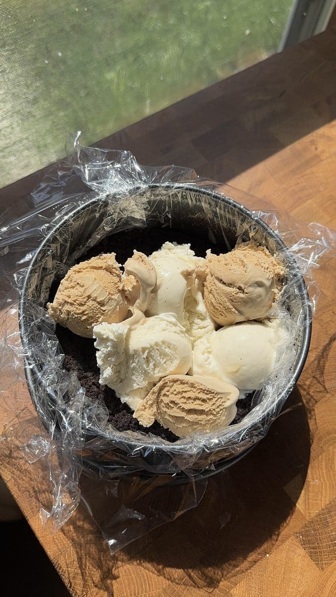 Filling the cake with ice cream.